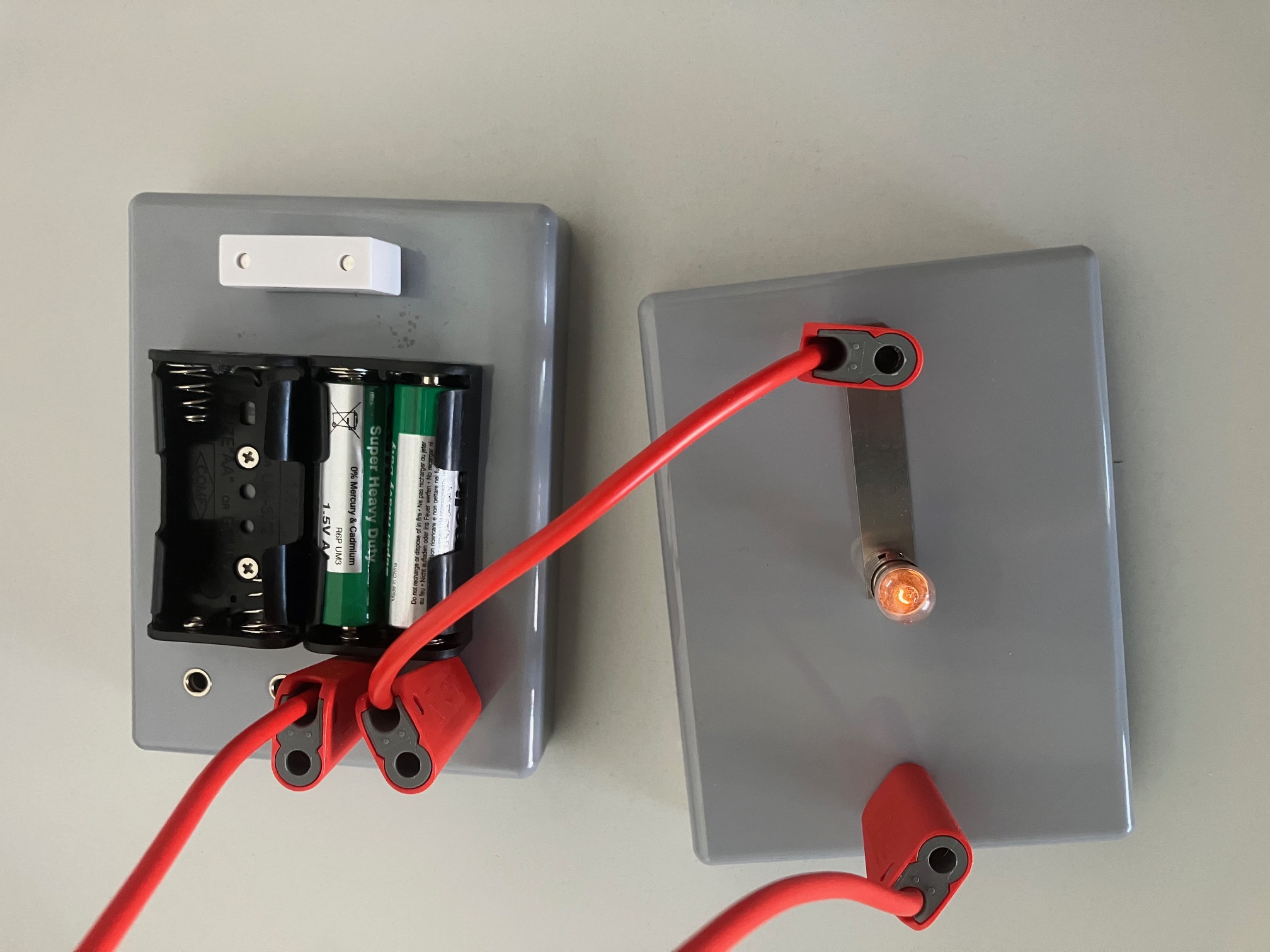 Einfache Schaltung mit einer Lampe – Aufbau