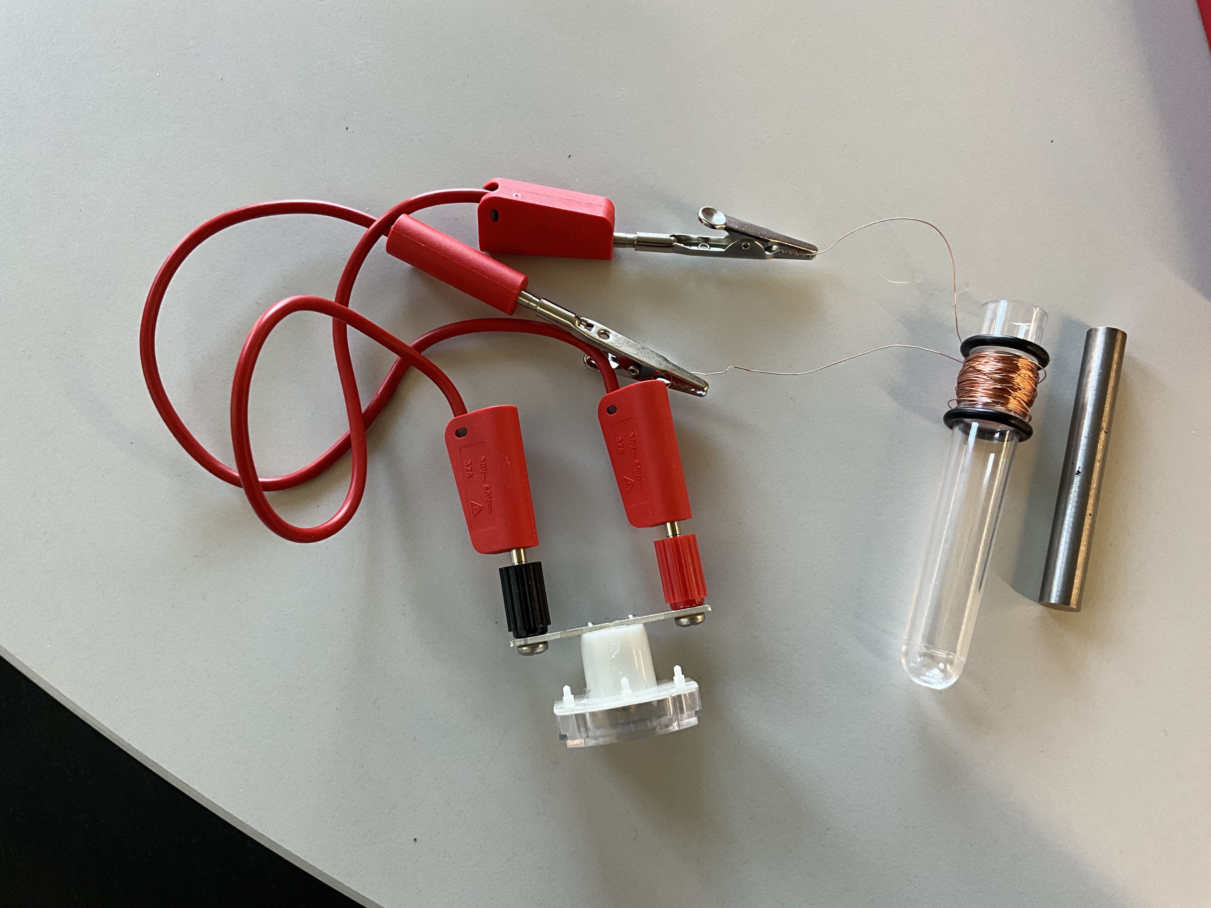 Aufbau: Spule mit Eisenstab und Batterieindikator