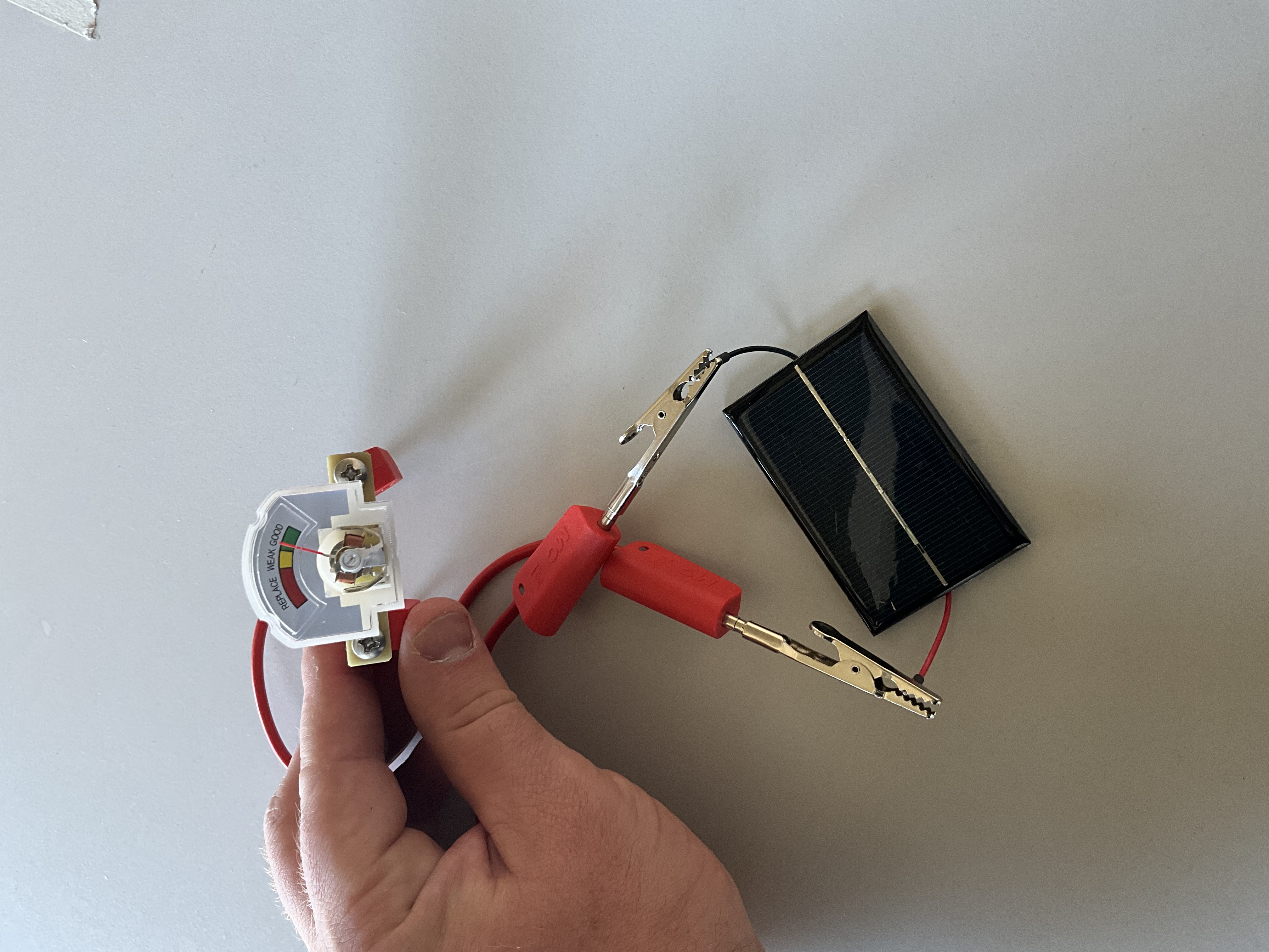 Aufbau: Solarzelle mit Batterieindikator
