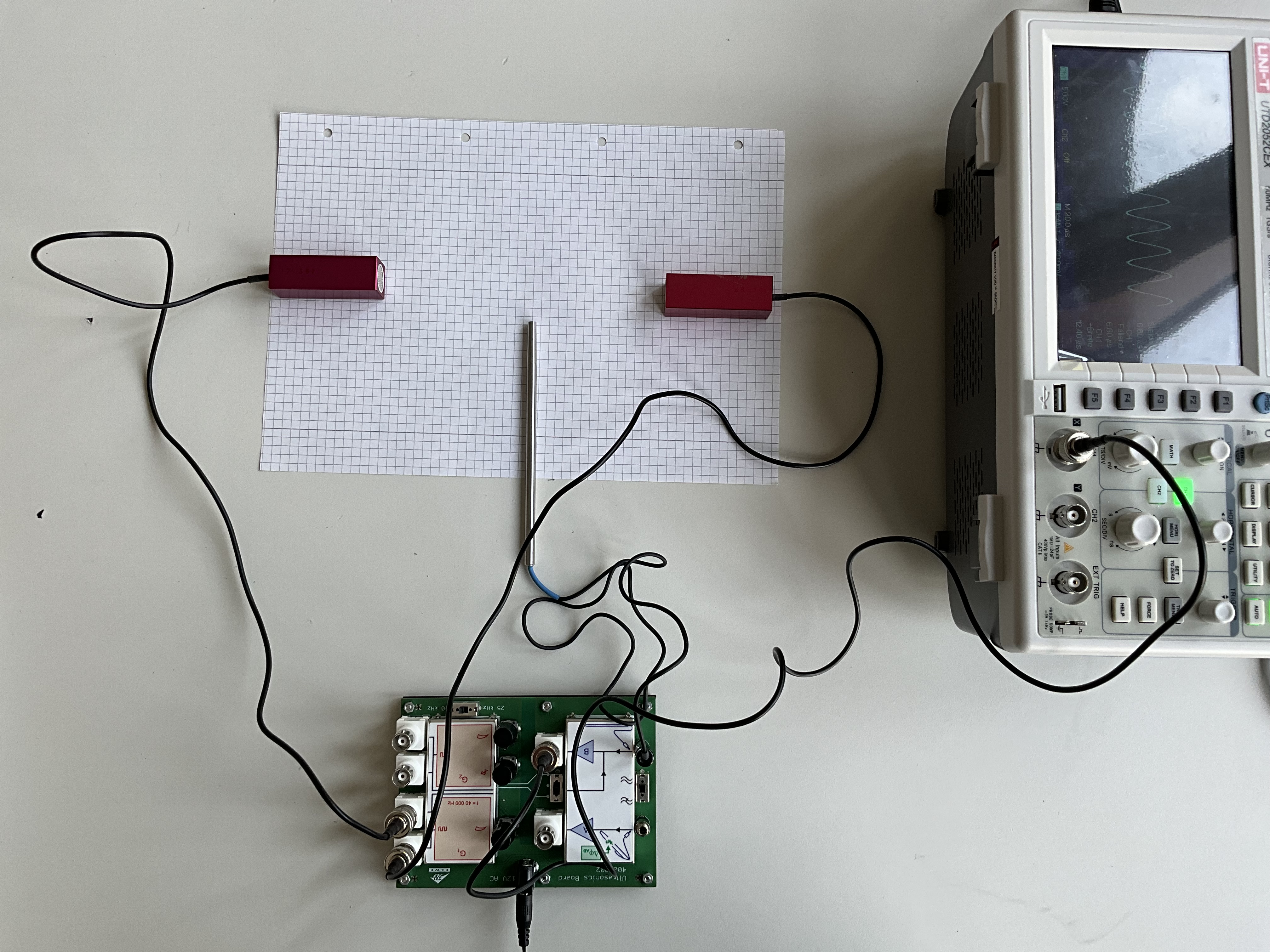 Zwei Ultraschall-Sender mit Sensor und Oszilloskop