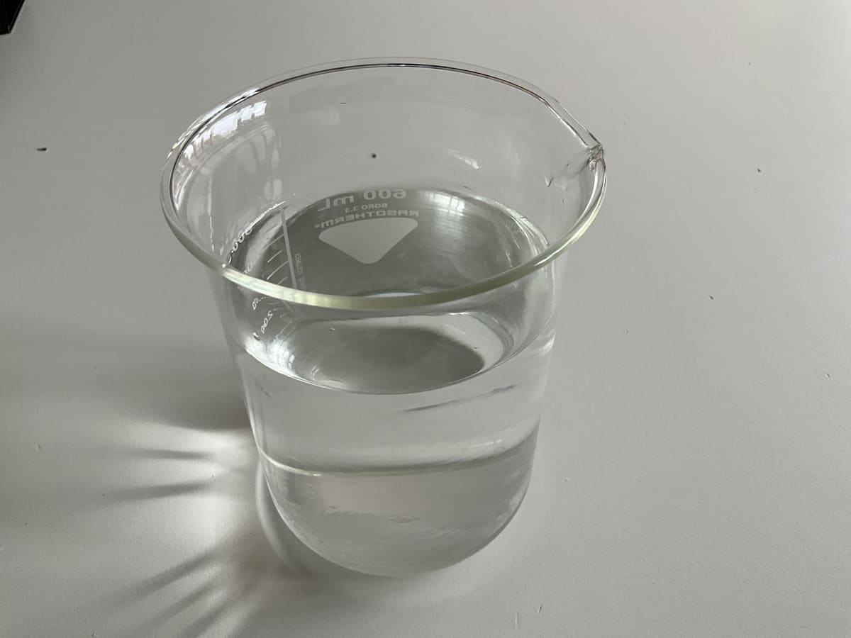 Becherglas mit klarem Wasser