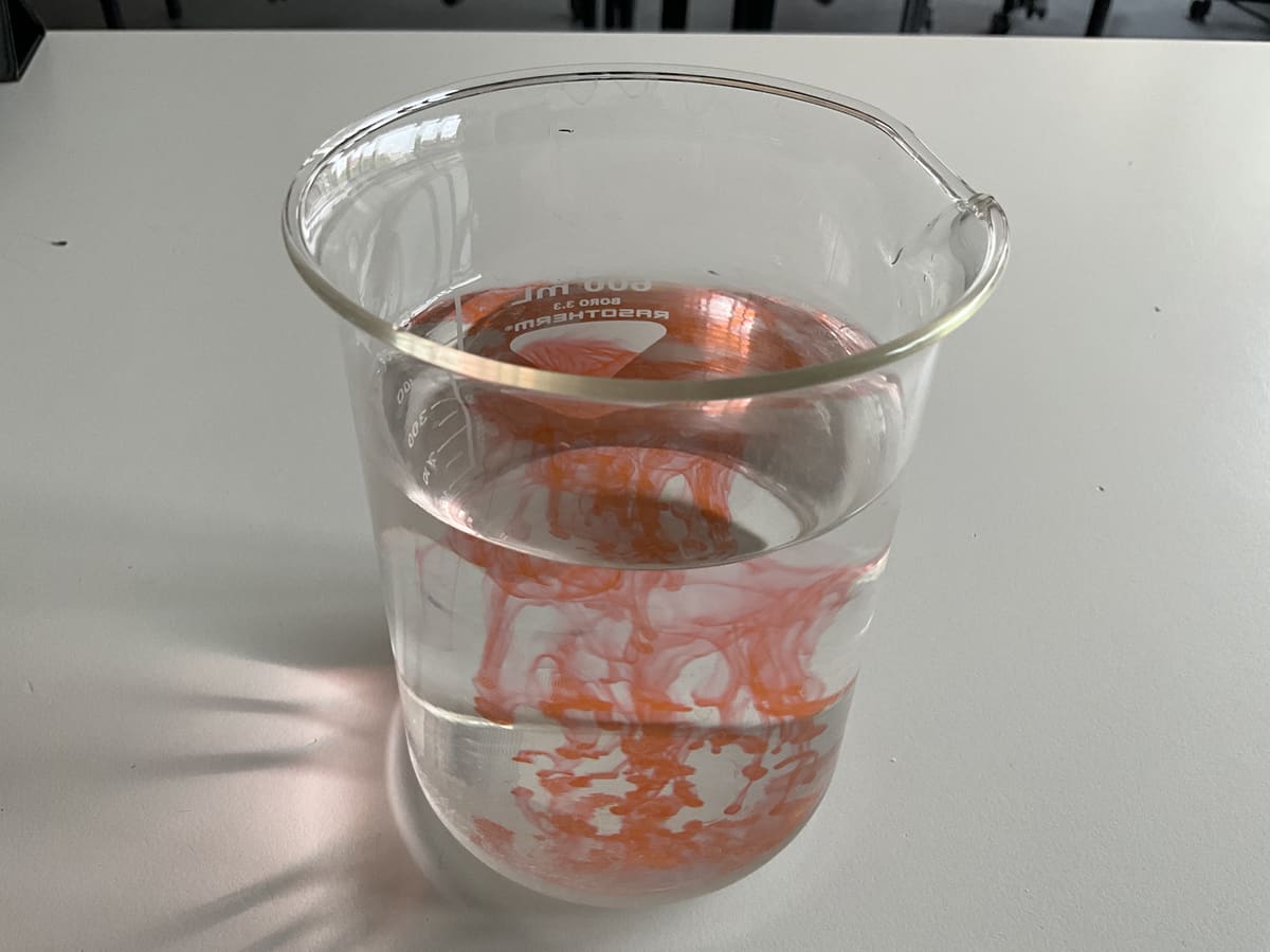 Die Schlieren werden feiner und füllen fast das ganze Glas