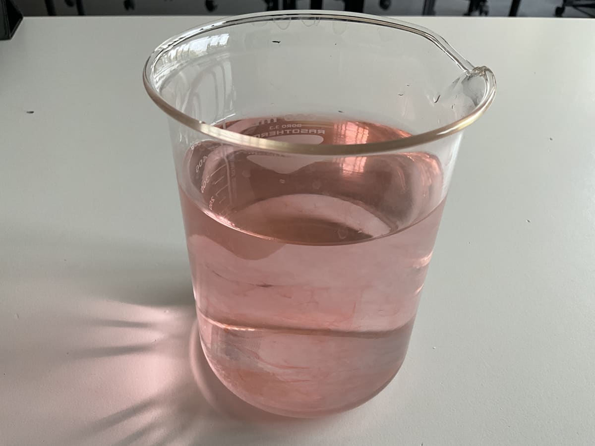 Das ganze Wasser ist gleichmäßig rosa gefärbt